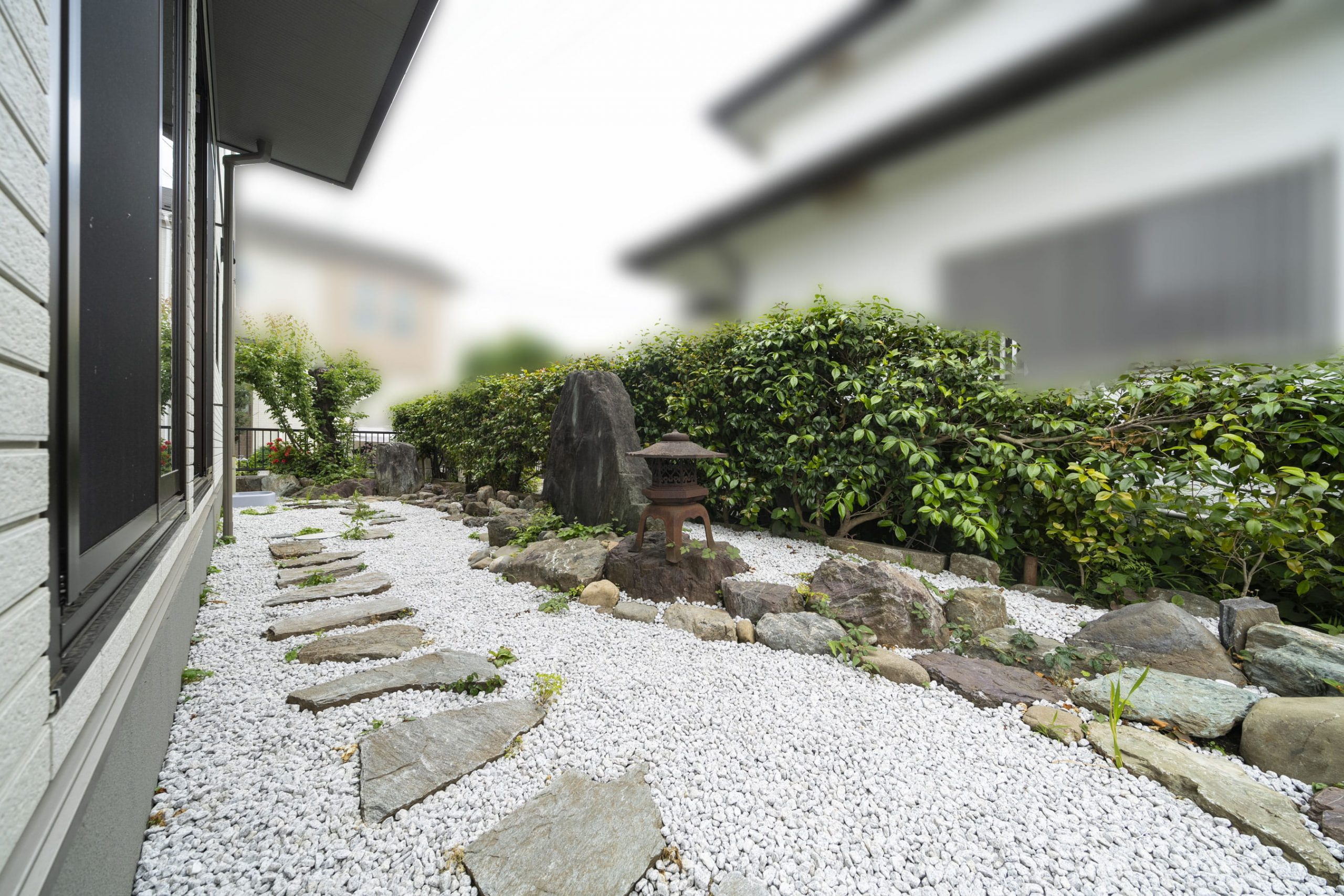 建て替える前の庭にあった石材を生かした枯山水風の庭