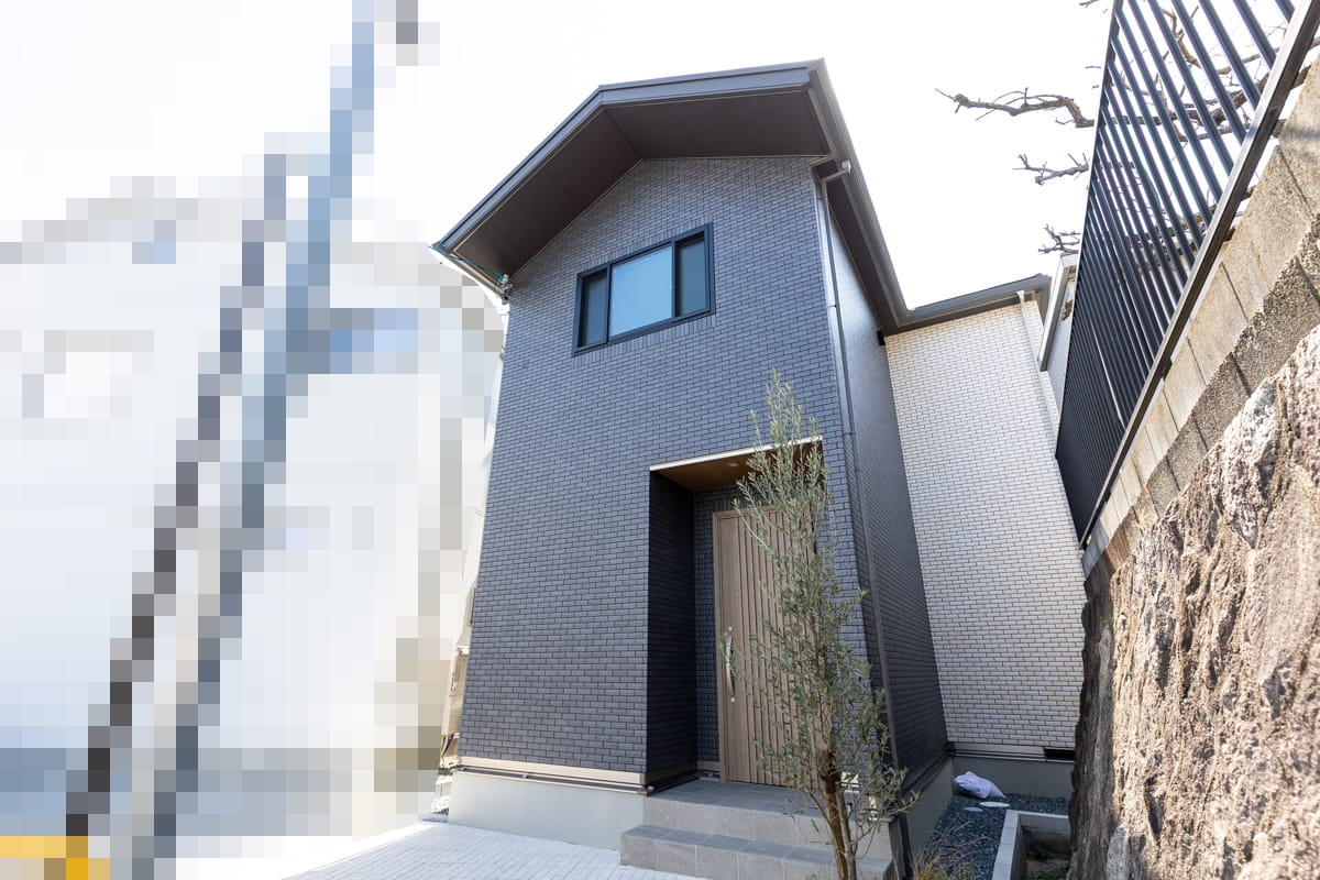 旗竿地を活かした設計で気密性や防犯性もアップ。高性能設備で共働きの子育てを快適に