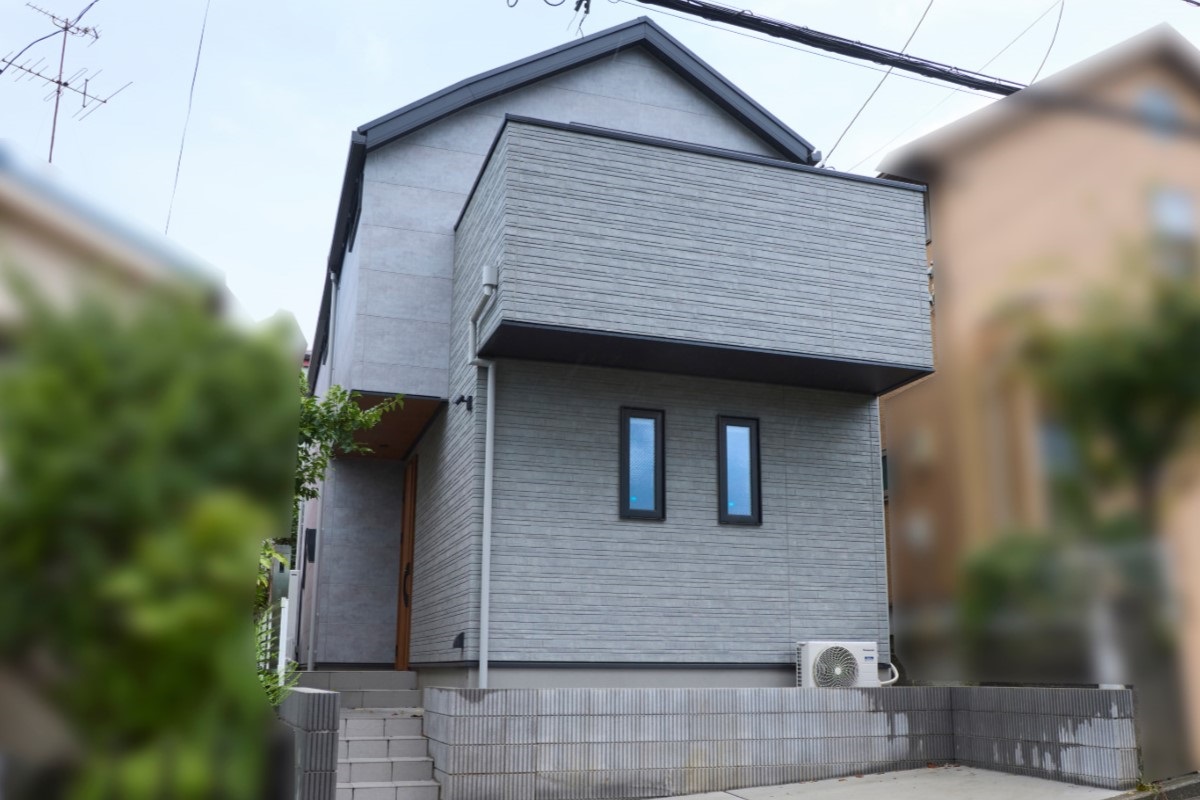 建て替えで断熱性を改善、開放感のある２階リビングの傾斜地の家