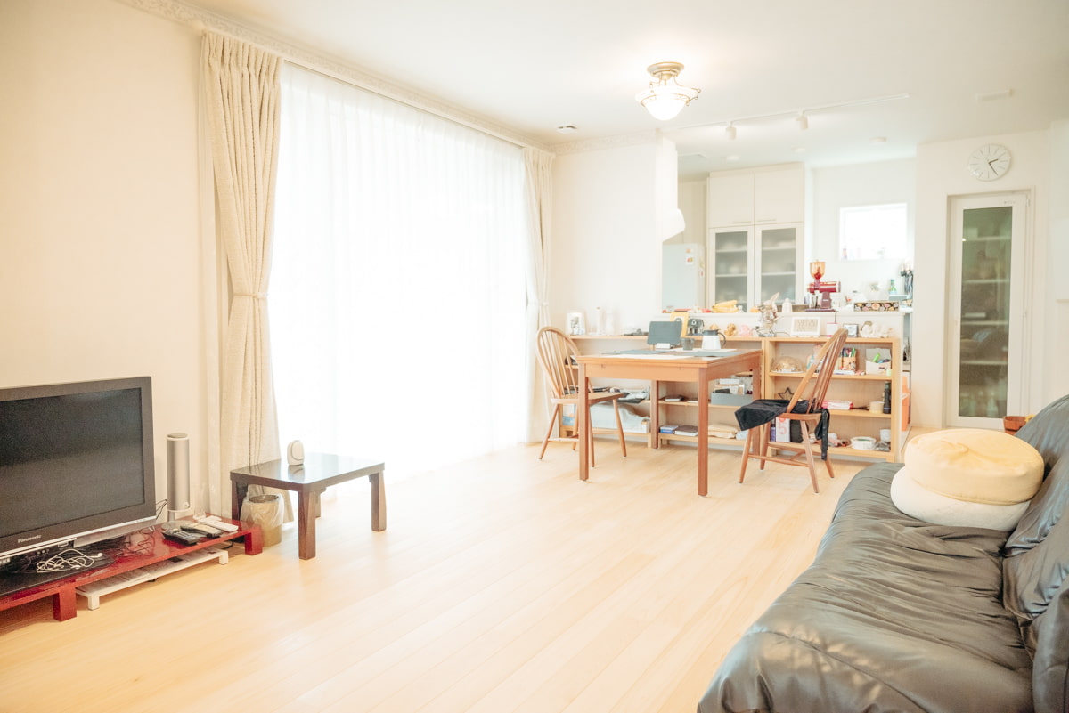 無垢檜・タイルデッキのくつろぎ空間と、薔薇の壁紙が彩る創作スペースのあるリビング