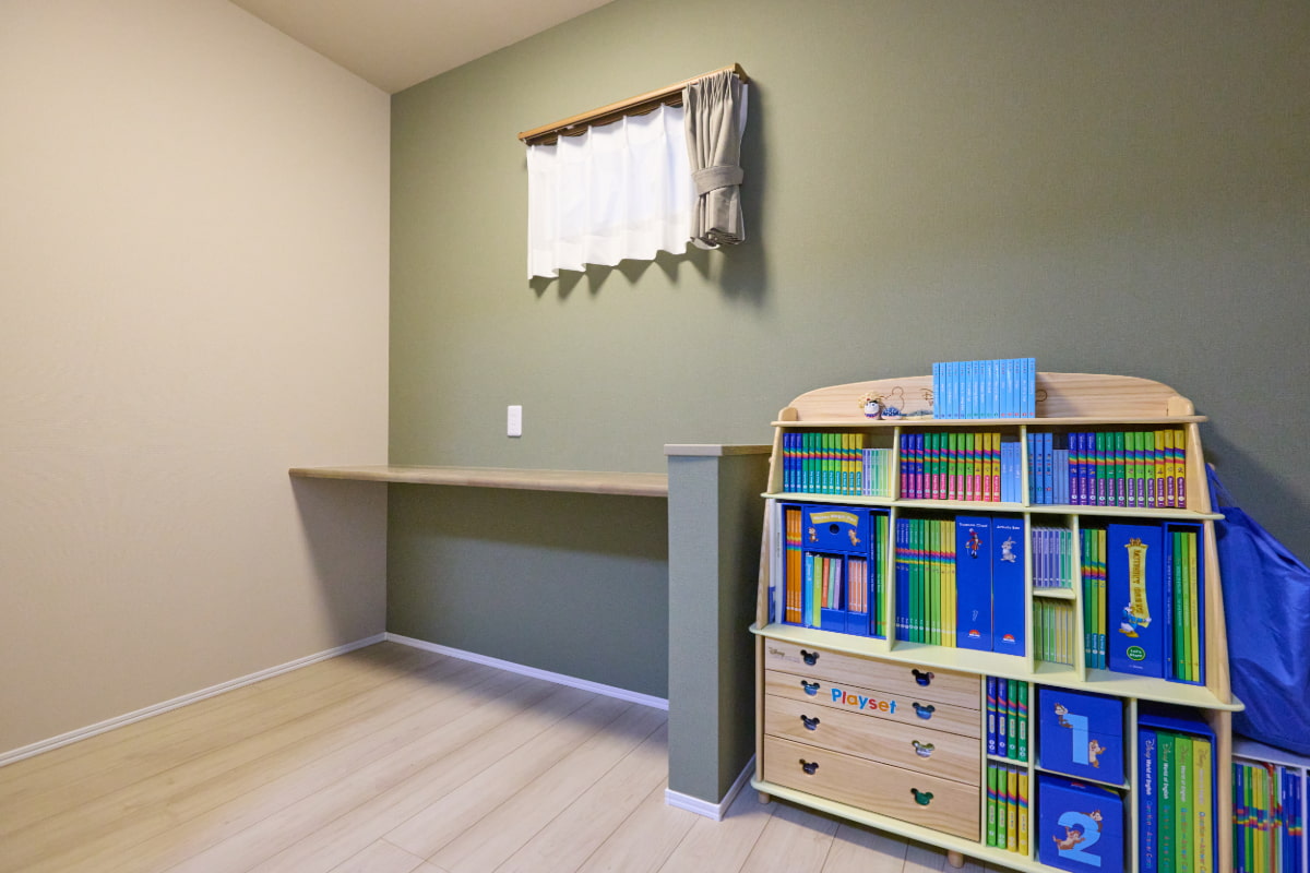 間仕切りの引き戸を上手に活用し、成長に合わせて使い分けられる１階と２階の子ども部屋
