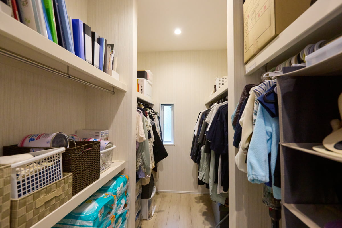 体格に合わせたクローゼット、土間収納や可動棚などで収納家具が不要に
