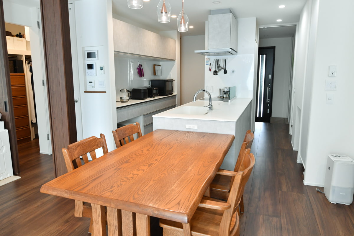 正方形の建物を活かした回遊動線。耐震・空調・収納にこだわった鉄骨造の家