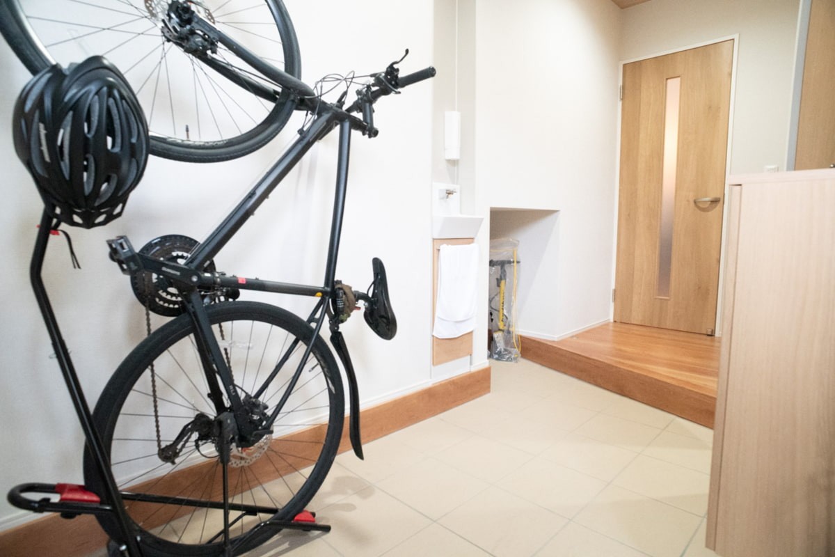 自転車も置ける広々土間。収納と動線を工夫した家族想いの玄関設計
