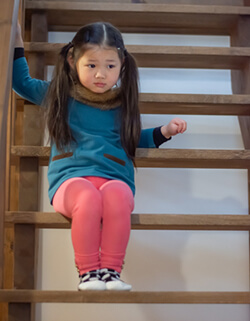 スケルトン階段　デメリット４ ペットや小さな子供がいる家庭では、落下防止策をとる必要がある