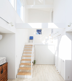 スケルトン階段　できる事：吹き抜けリビング×スケルトン階段で、効率よく日の光を室内に取り入れることができる