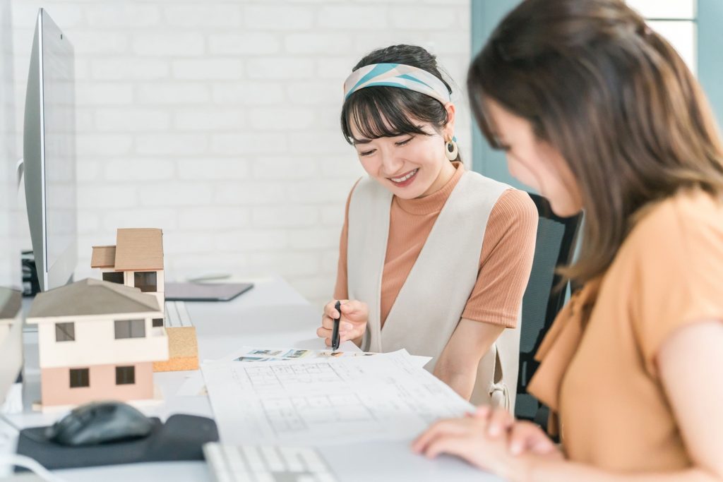 女性二人で打ち合わせ