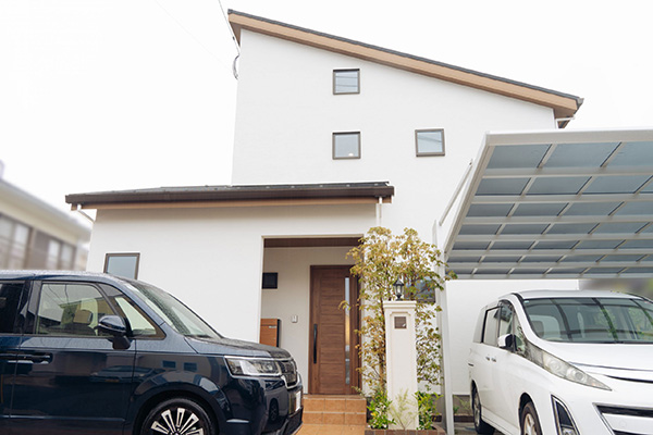 リビングで。自室で。ラナイで。小屋裏で。家族みんながやりたいことができる家|注文住宅の建築実例
