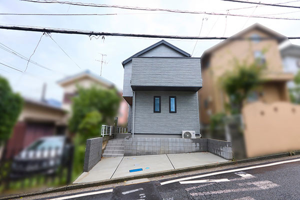 建て替えで断熱性を改善、開放感のある2階リビングの傾斜地の家|家づくりのとびら建築実例集